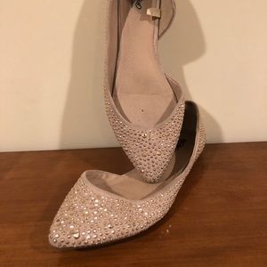 Pointy nude flats with grommets